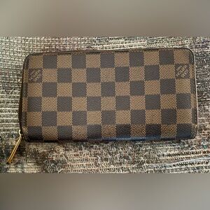 Louis Vuitton Damier canvas zippy wallet.